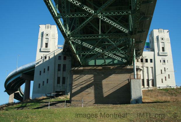 /Jacques Cartier Bridge's Building